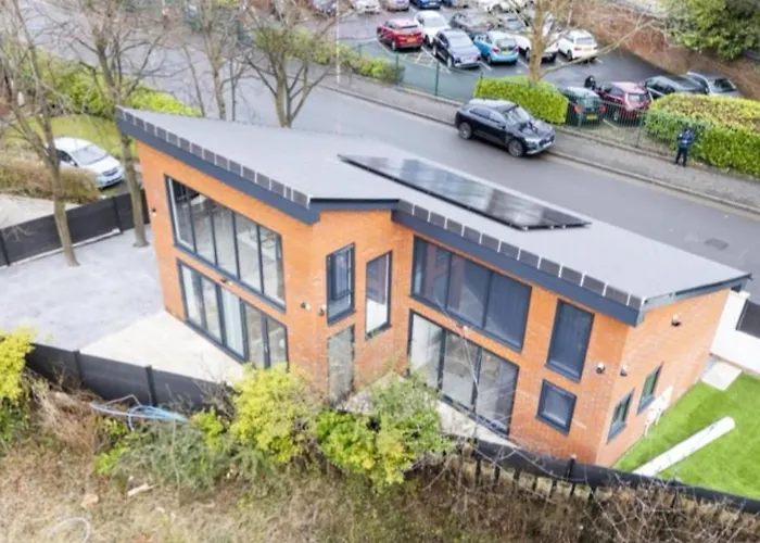 New Modern Stylish Villa Near City Centre Birmingham, With Outdoor Hot Tub