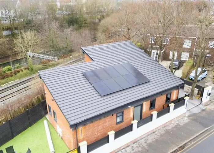 New Modern Stylish Villa Near City Centre Birmingham, With Outdoor Hot Tub